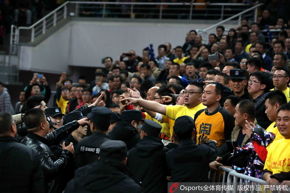 最后一名裁判在安保的贴身护卫下，终于快步踏入通往休息室的走廊，身后是依然喧闹不肯散去的人群，这一刻，那道门仿佛隔开了两个截然不同的世界。