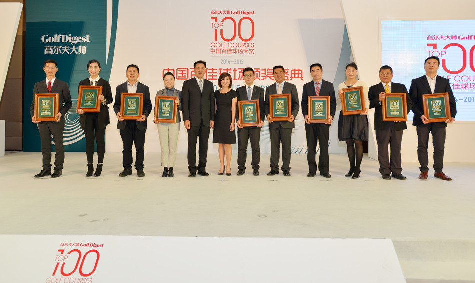 盛典开场前,与会嘉宾们手持酒杯,在轻松愉悦的氛围中亲切交谈,现场充满了欢声笑语。