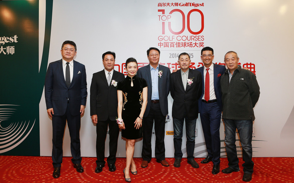 著名导演田壮壮作为开奖嘉宾,正站在麦克风前,准备揭晓‘十佳高尔夫社区’奖项的获奖名单。