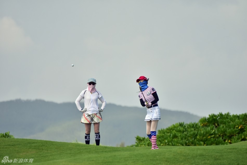 冠军团队高举奖杯欢呼，背后是波光粼粼的辽阔大海