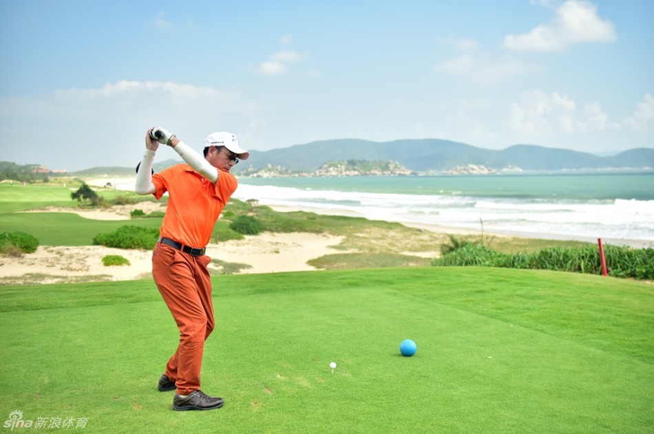 热闹的赛后交流现场，人们举杯相庆，笑容洋溢