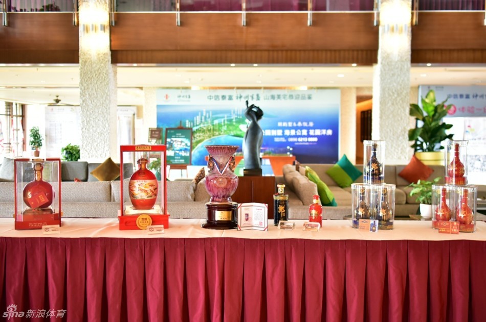 晶莹奖杯与精美郎酒并列于颁奖台，等待献给获胜的英雄