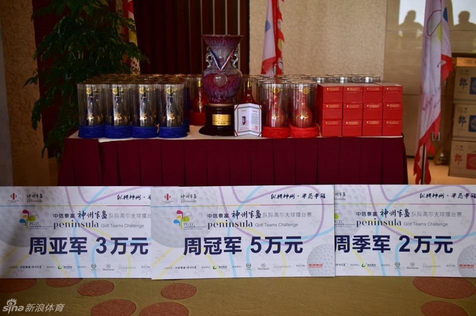 红衣女球手胜利后绽放灿烂笑容，手中鲜花与身后大海同样绚丽