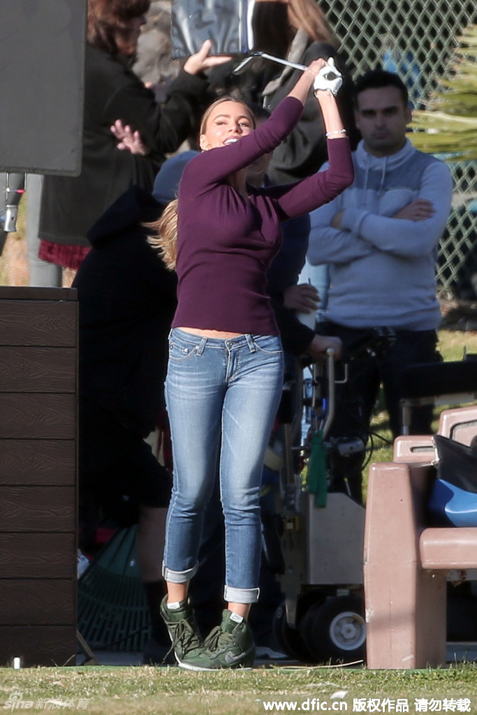 女教练在训练场上目光如炬，专注地观察场上球员的击球动作，专业姿态尽显不凡洞察力