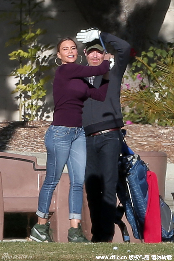 球场边，教练正对一位球员进行击球姿势指导，两人专注交流，体现了传承与专注