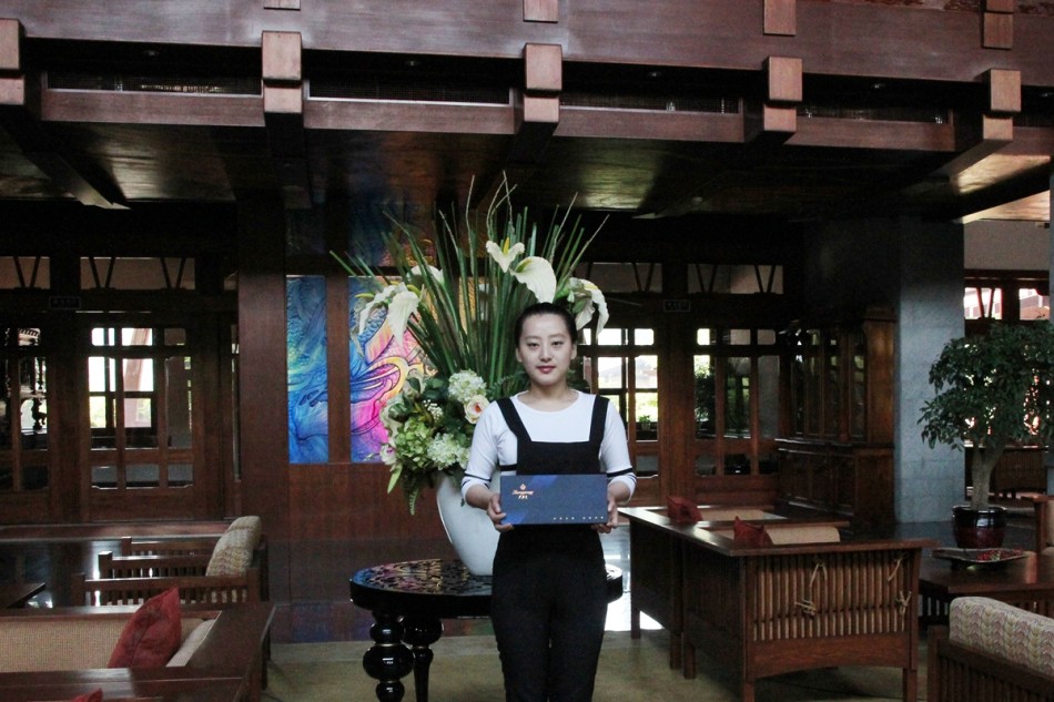 活动现场入口处，巨大的‘百鸟争鸣’主题背景板矗立于蓝天碧草之间，气派非凡