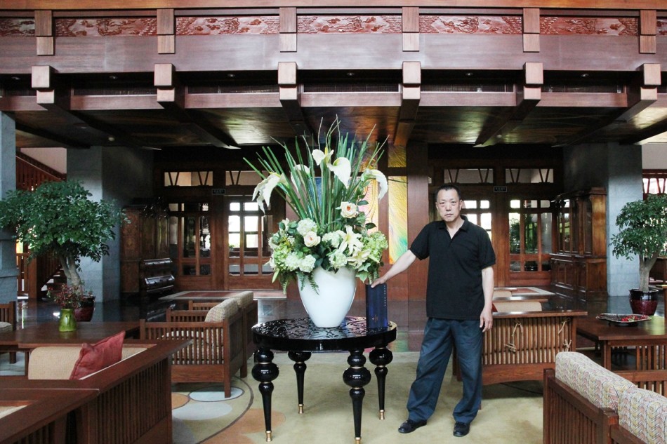 礼盒优雅开启，内部陈列如艺术品般精致，芙蓉王香烟与定制配件静静安放