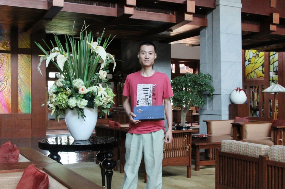 尊贵嘉宾在典雅签到处欣然留影，笑容满面，充满期待