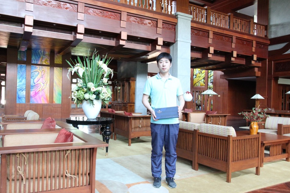 嘉宾们兴致勃勃地参与现场互动游戏，氛围轻松而热烈