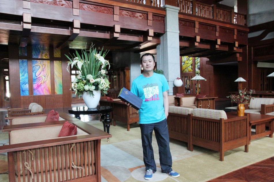 交流时刻，嘉宾们举杯畅谈，背景是红旗谷绵延起伏的优美球道
