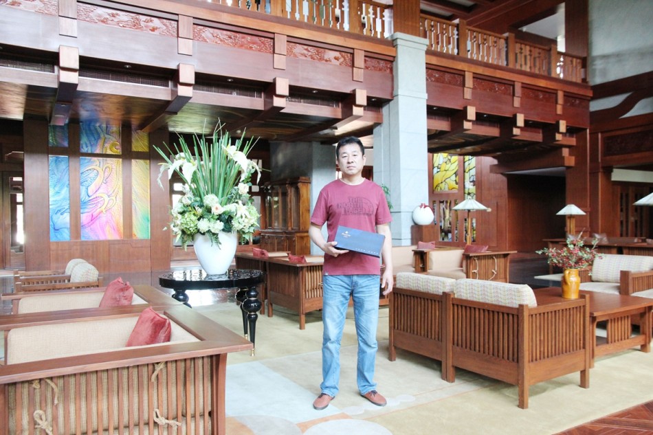 品牌代表庄重地将‘百鸟争鸣’礼盒赠予嘉宾，象征着一份厚重的认可与情谊