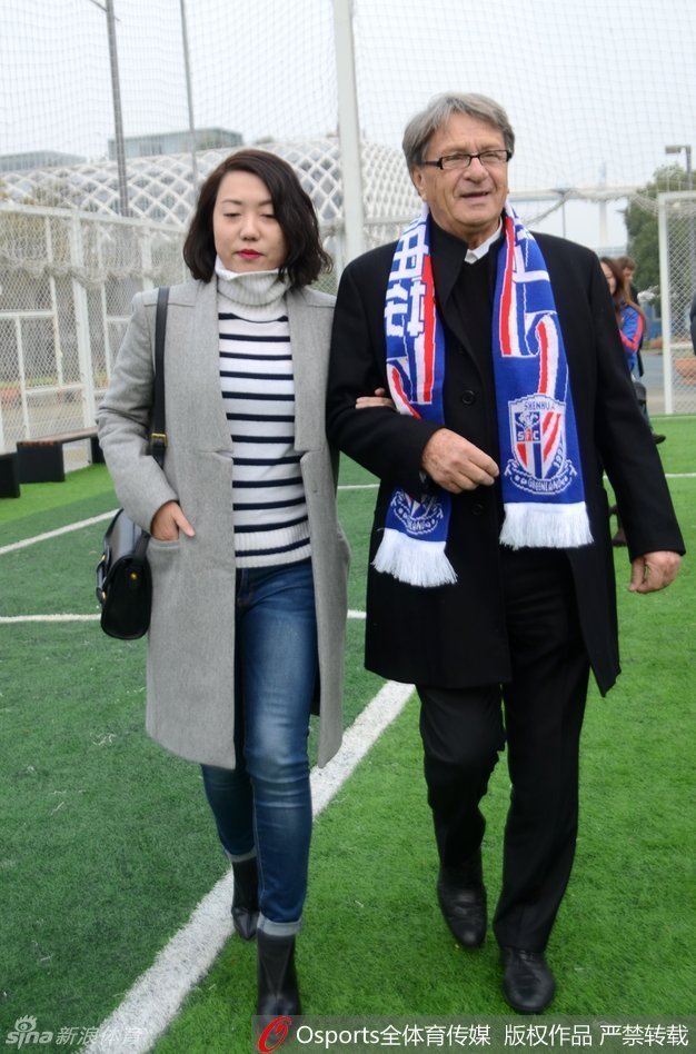 布拉泽维奇现身浦东与申花球迷互动