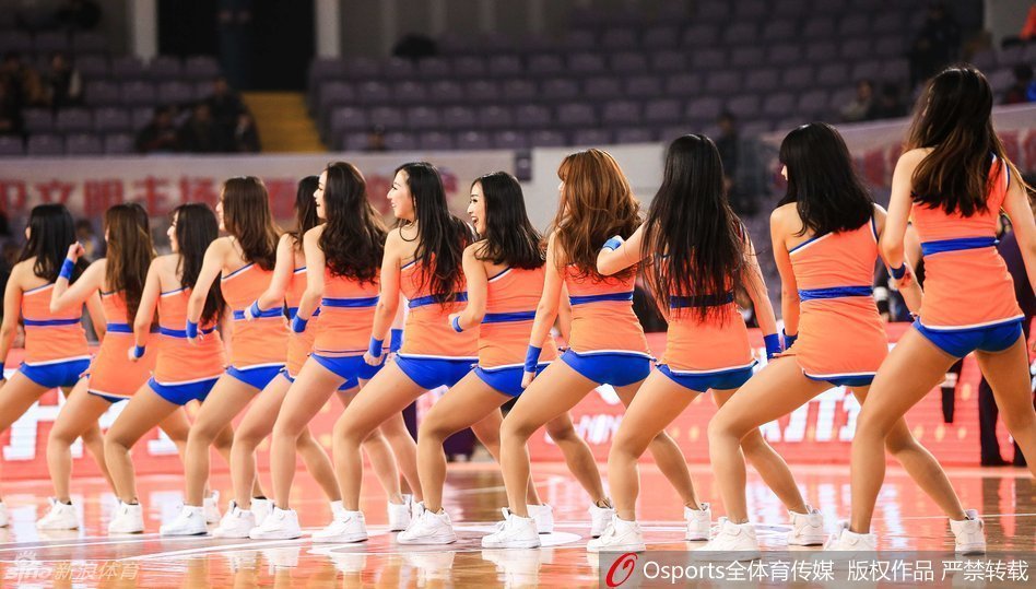 表演落幕，篮球宝贝们集体向观众致意，她们脸上洋溢着灿烂的笑容，汗水在灯光下闪闪发光，这一刻的荣耀属于这群默默付出的姑娘们。