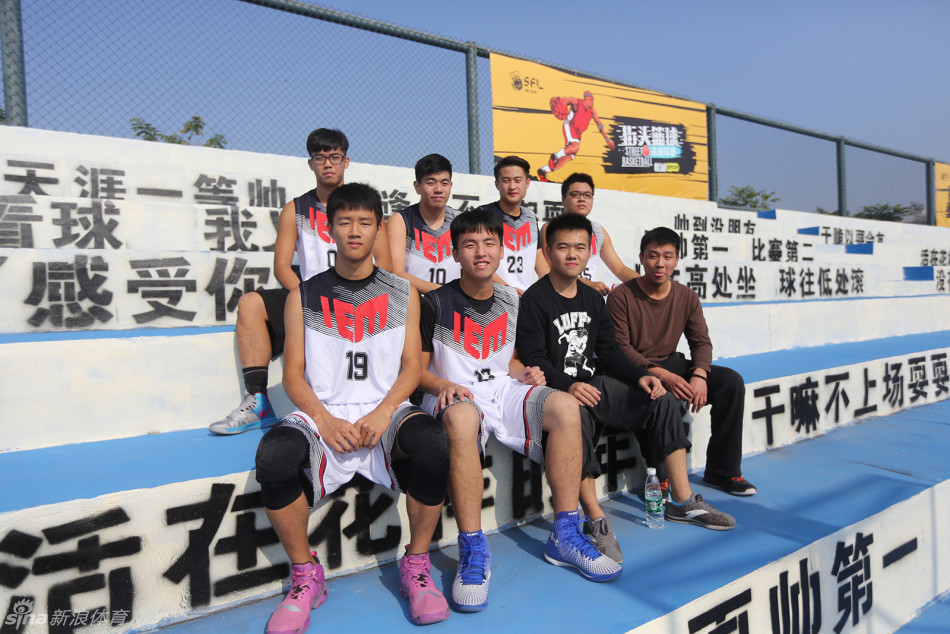 球队IEM夺冠瞬间，金色雨漫天飘落，选手们激动地拥抱在一起，台下粉丝挥舞着荧光棒欢呼