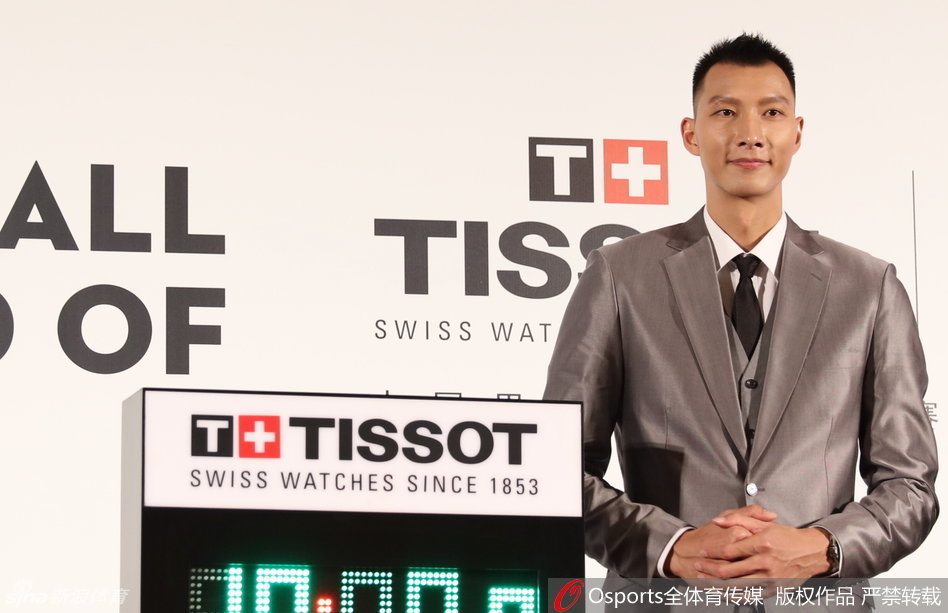 在明亮的发布会现场，阿联手拿麦克风侃侃而谈，侧颜线条硬朗帅气，银色西服映衬下，微笑中带着几分儒雅的书卷气。