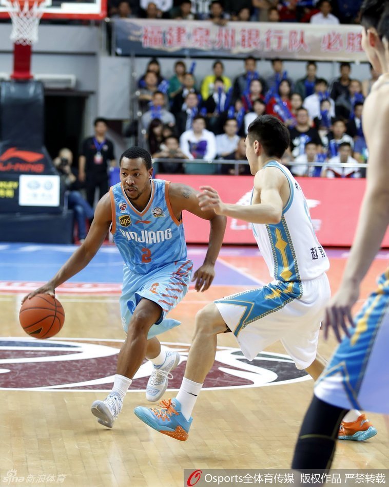 周琦面对防守球员，从容地完成后仰跳投，他修长的身躯在空中形成一道完美的弧线，指尖轻柔地拨出篮球，动作一气呵成。