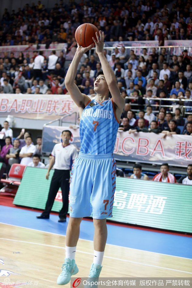 古德洛克在身体失去平衡的瞬间，依然凭借出色的腰腹力量将球抛向篮筐，整个人在空中飘逸滑翔，篮球划出一道美妙的弧线。