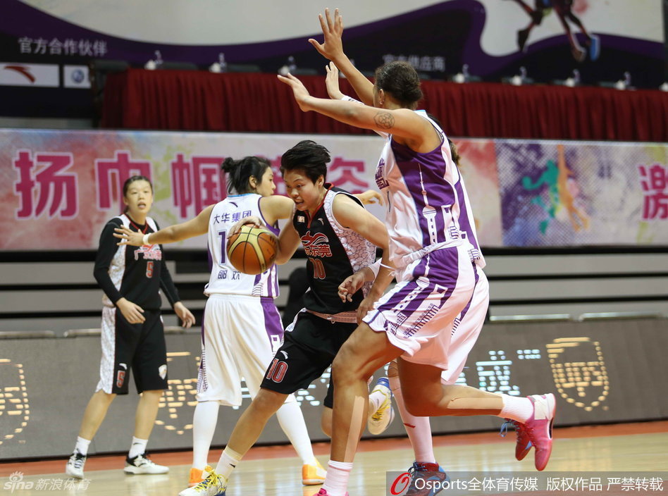 面对对方球员的贴身紧逼防守，黑龙江队的核心纪妍妍依然沉稳地运球突破，寻找战机。