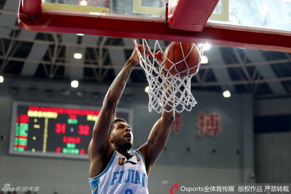 俞长栋高高跃起，手腕轻柔地将球拨出，中投出手的瞬间，他的眼神紧紧锁定篮筐，充满了自信与坚定。