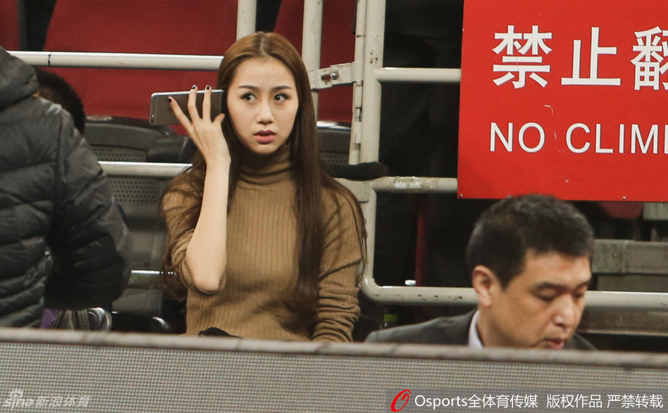 陈露在看台上为孙悦的精彩表现喝彩，那一刻她不再是T台上冷艳的模特，而是一个为丈夫骄傲的普通妻子，眼中满溢着爱意与支持。