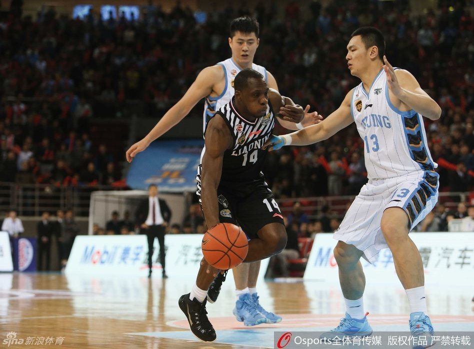 郭艾伦运球面对孙悦的长臂干扰，两人眼神交汇，攻防对决一触即发