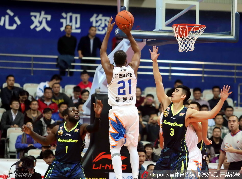 场边的姚明身着正装，神情严肃，十指交叉托着下巴，以球队老板的身份关注着赛场上的每一个细节。