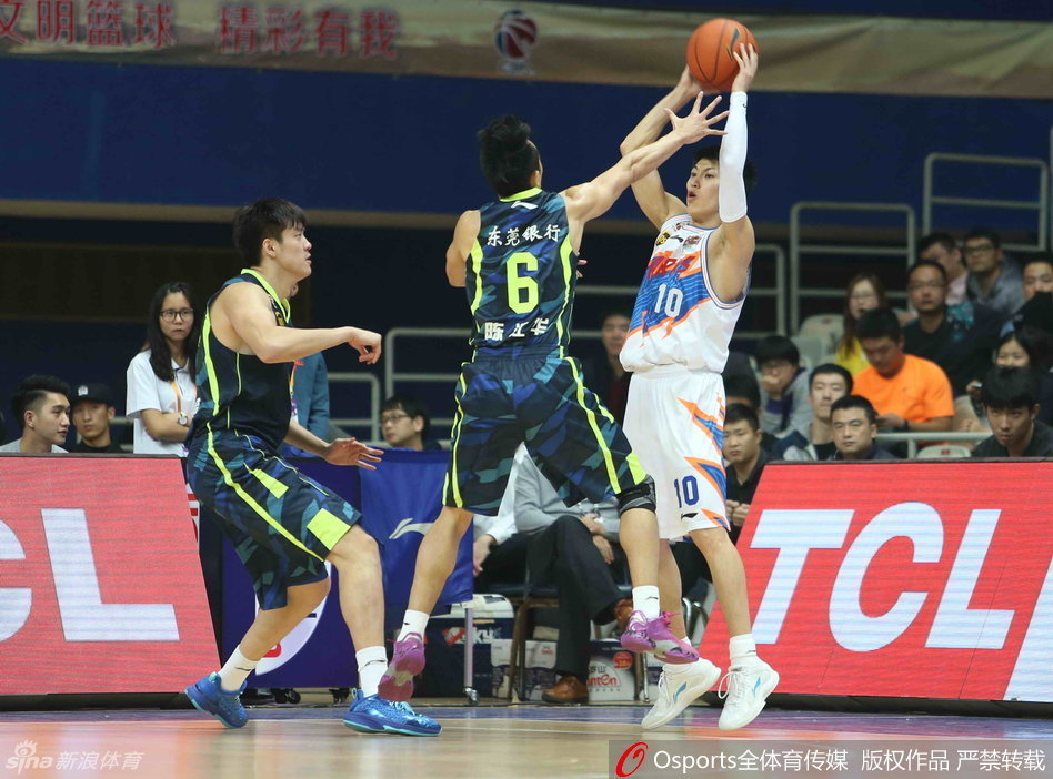 高尚持球突破，面对防守悍将的封盖，在空中调整姿势，试图完成一次关键的上篮。