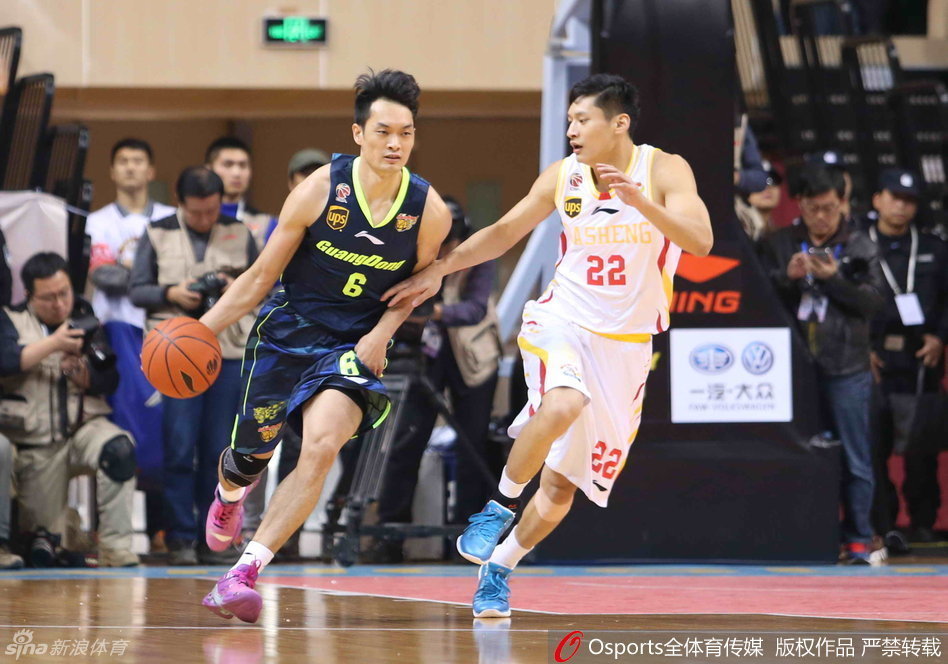 面对山西外援桑尼的防守，易建联利用身高优势卡住位置，积极要球，准备进行一对一的强攻。