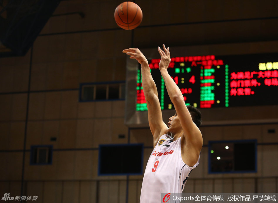 周鹏在三分线外接球，没有丝毫犹豫，高高跃起以极其舒展的姿态将球投出，球划过一道完美弧线。