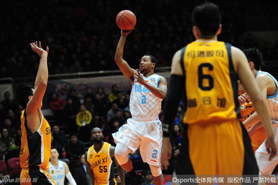 苏伟在低位要到位置，用一记柔和的小勾手将球稳稳送入篮筐