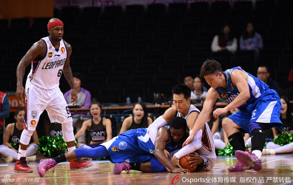 江苏队吴楠奋不顾身飞身扑救，整个人平行于地面将球捞回，斗志昂扬