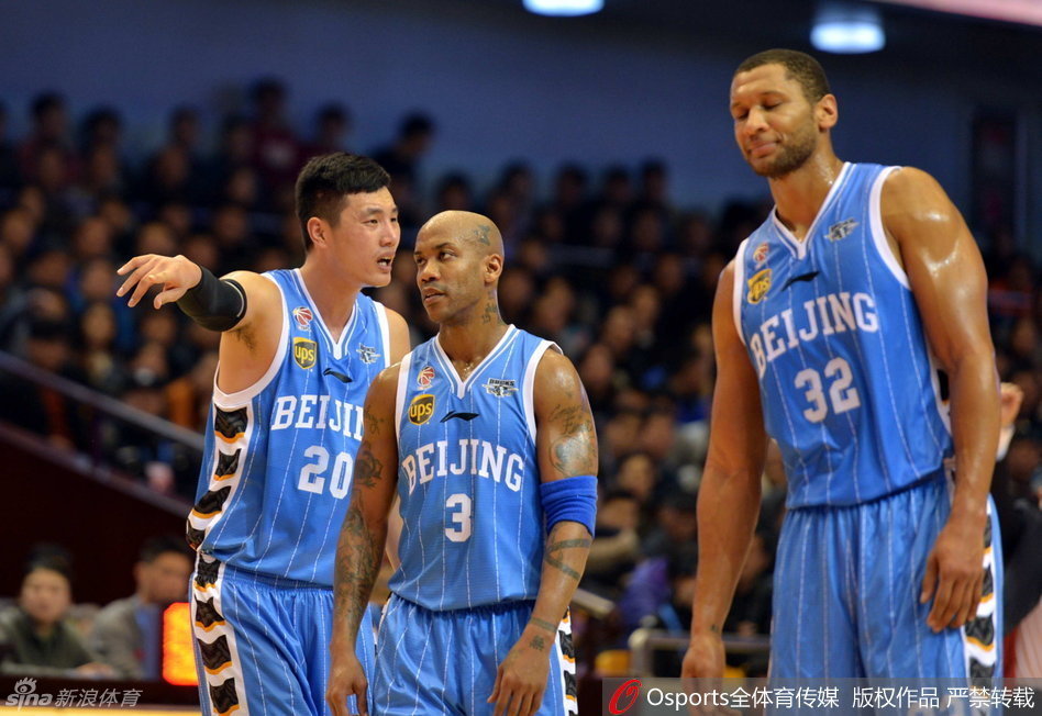 睢冉弯着腰，像牛皮糖一样紧紧贴住运球的马布里，眼神坚毅，手臂精准地卡在传球路线上，上演着顶尖的防守对决。