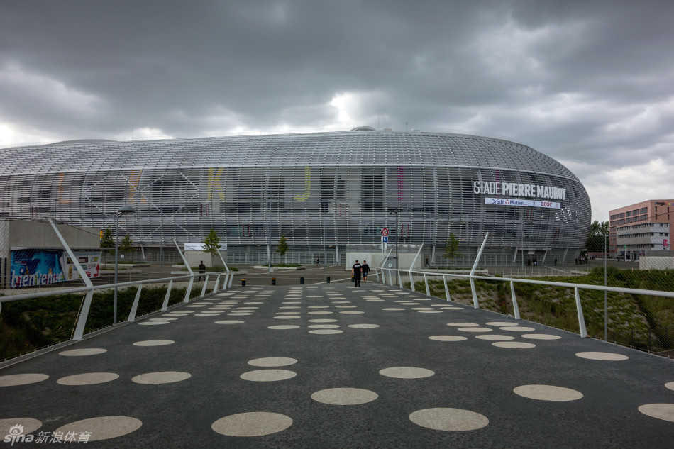 皮埃尔-莫鲁瓦球场在2012年11月17日第一次尝试承办橄榄球比赛，是欧洲杯球场之一。