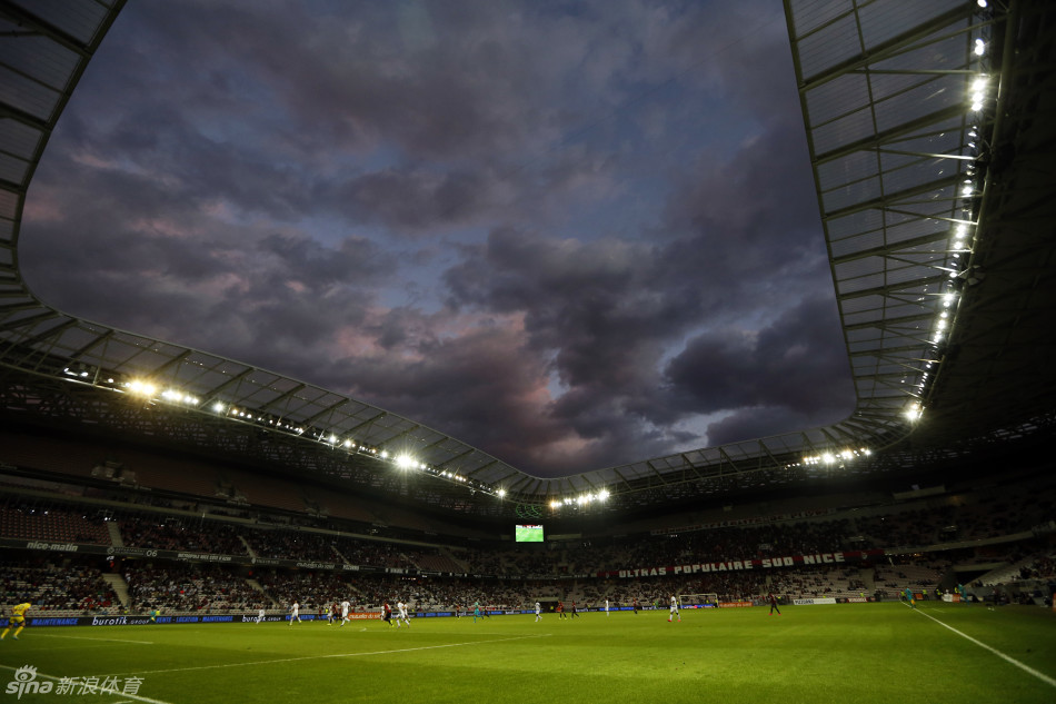 尼斯体育场在13年9月22日尼斯4-0战胜瓦朗谢纳的比赛中首次亮相，是欧洲杯球场之一。
