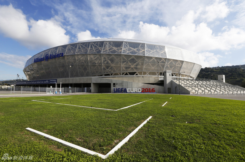 尼斯体育场在13年9月22日尼斯4-0战胜瓦朗谢纳的比赛中首次亮相，是欧洲杯球场之一。