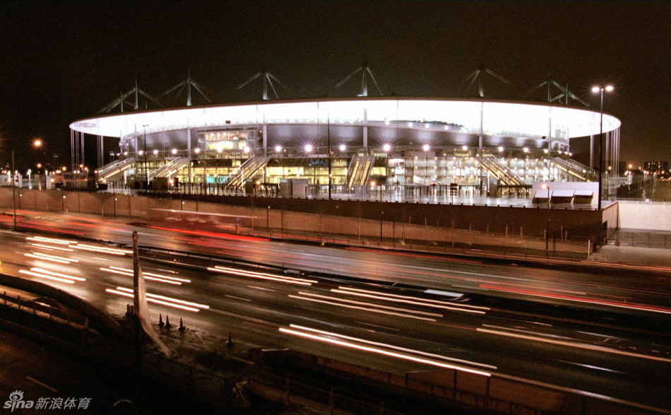 法兰西大球场举办过足球、橄榄球、田径、摩托、音乐会等大活动，是欧洲杯球场之一。