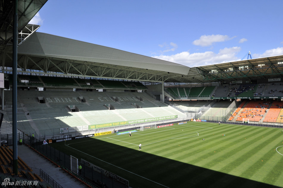 热奥弗鲁瓦-基查尔球场曾上演过84年欧洲杯，98年世界杯的比赛，是欧洲杯球场之一。