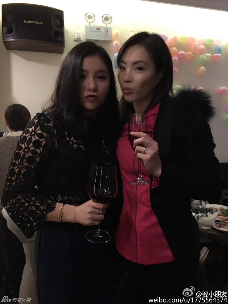 跳水女神何姿过生日美艳动人_高清图集_新浪网