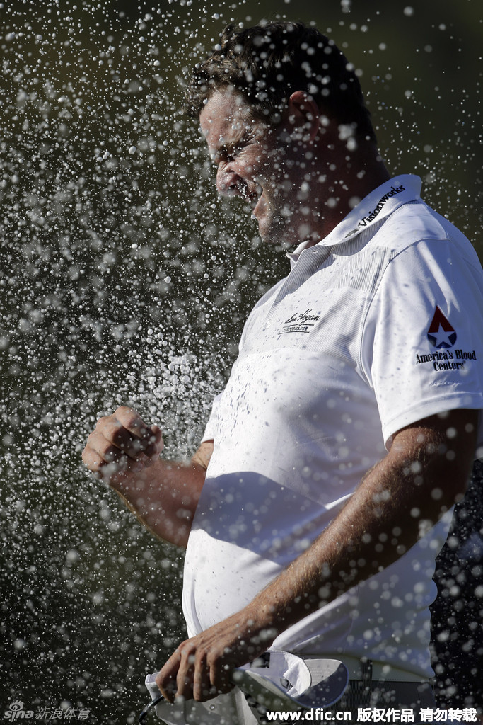 利什曼与团队在18号洞果岭尽情庆祝，分享来之不易的胜利喜悦。