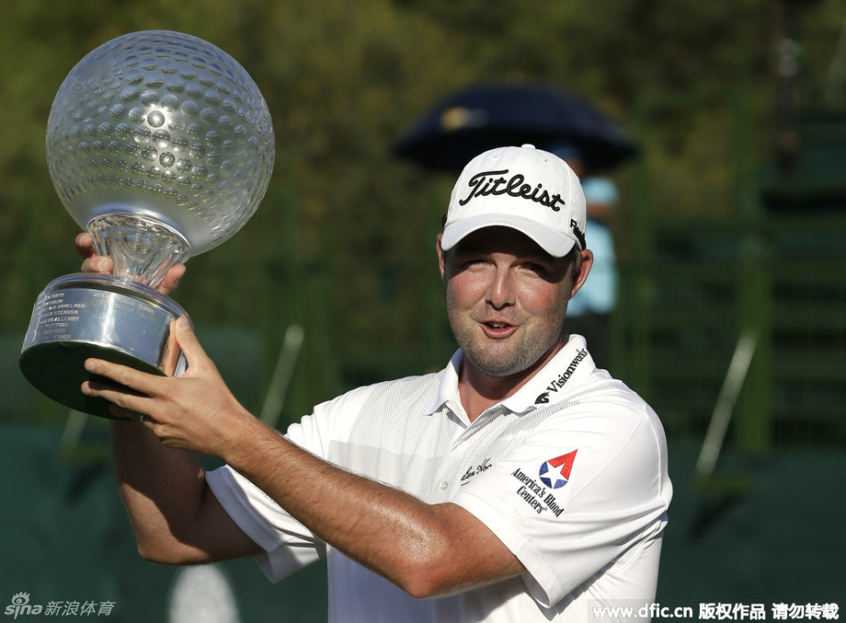 夺冠后的利什曼笑容灿烂，与奖杯合影，定格职业生涯的里程碑瞬间。