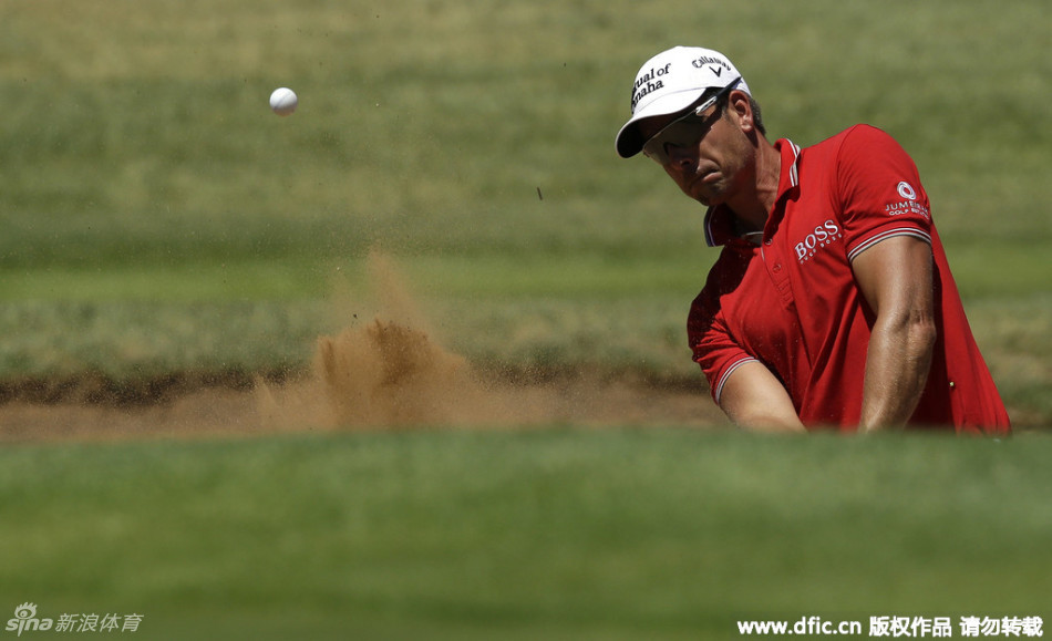 利什曼亲吻着Waterford水晶奖杯，眼中闪烁着梦想成真的光芒。