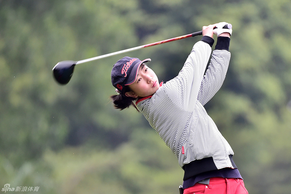 中华台北新星程思嘉在球道上专注凝视,她正为关键一击做准备,眼中充满了对胜利的渴望。