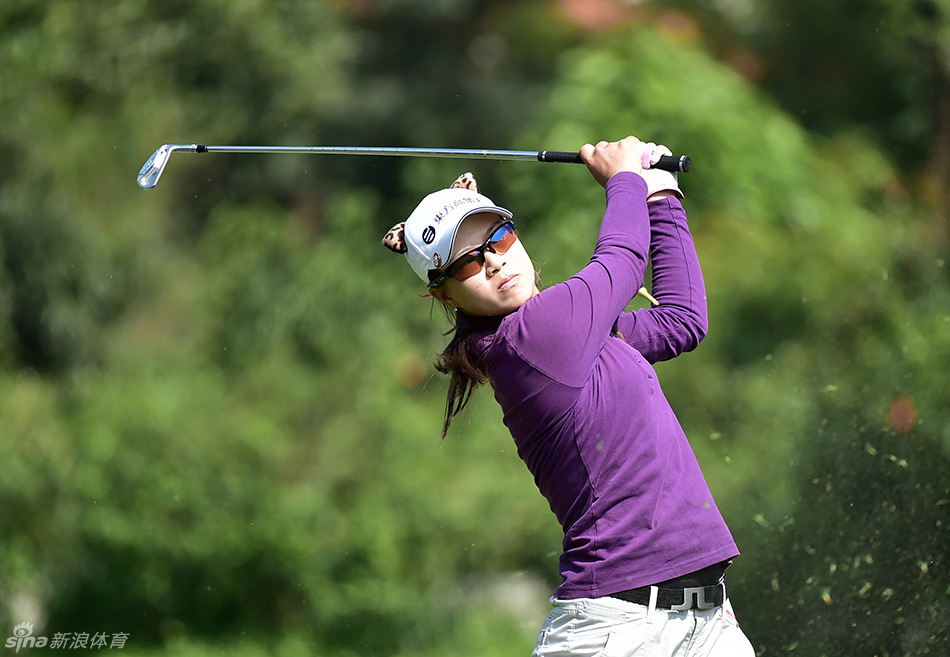 石昱婷与妹妹在练习果岭相视而笑,姐妹情深,共同追求高尔夫梦想的画面温馨而充满力量。