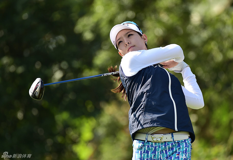 15岁小将王天妤在比赛中沉稳推杆,稚嫩的脸庞上写满了专注,展现了中国高尔夫未来之星的潜力。