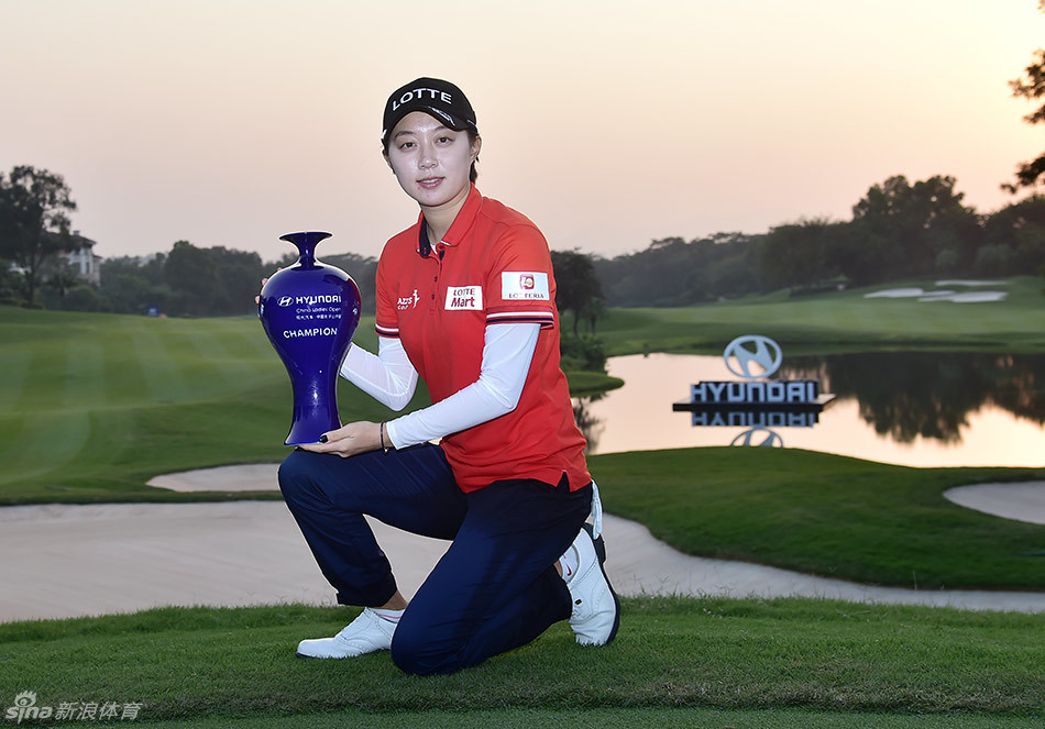 韩国选手田仁智在首轮比赛中从容挥杆,优雅的收杆动作定格瞬间,尽显其作为大满贯冠军的技术与风范。