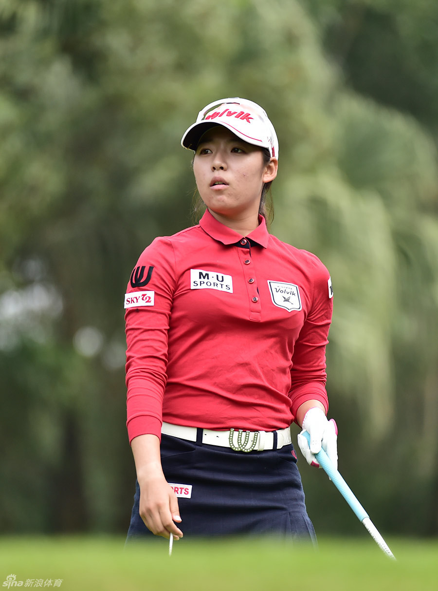 选手张哈娜在赛场露出灿烂笑容,阳光与自信感染全场,体现了高尔夫运动超越胜负的快乐与魅力。