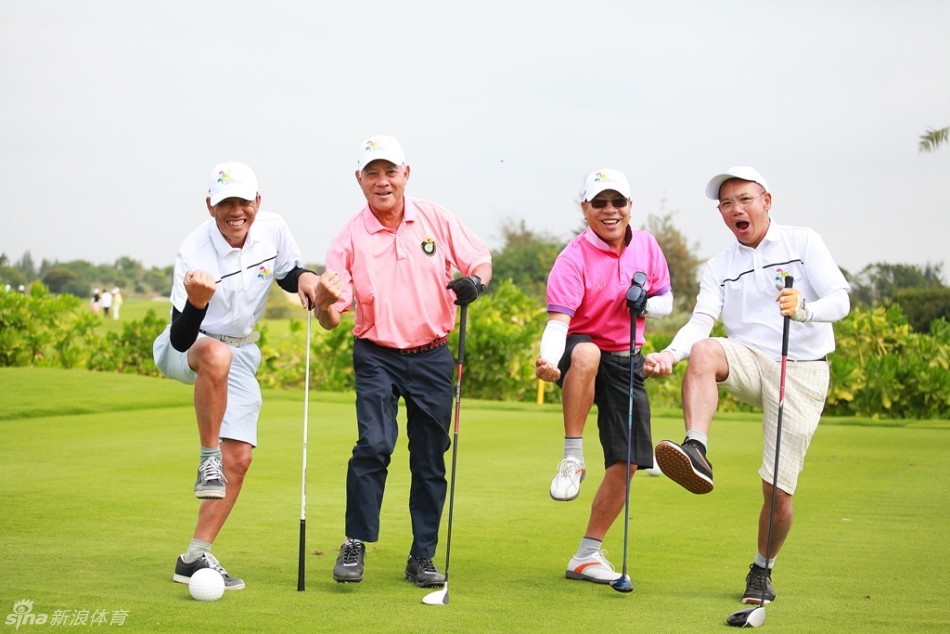 赛场激烈瞬间，一名球员正带球灵活突破，双方队员积极拼抢，展现了比赛的热情与活力。