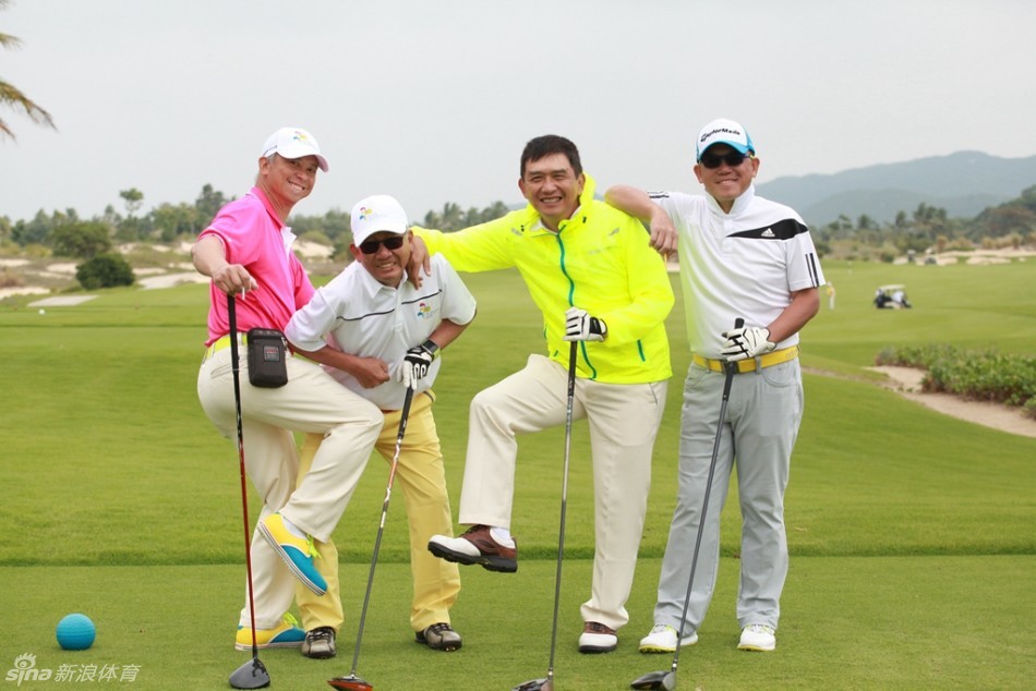 球员们围在一起认真聆听战术安排，展现了业余比赛中也有的专注与团队协作精神。