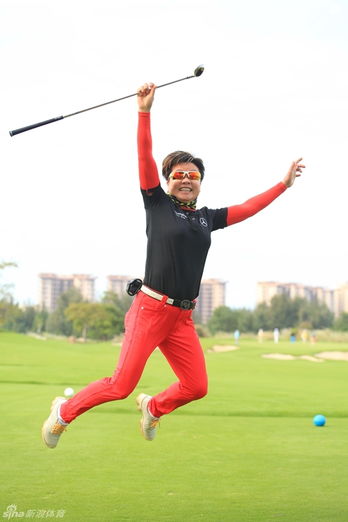 场边观众与啦啦队为球员们加油助威，热烈的气氛感染了整个球场。