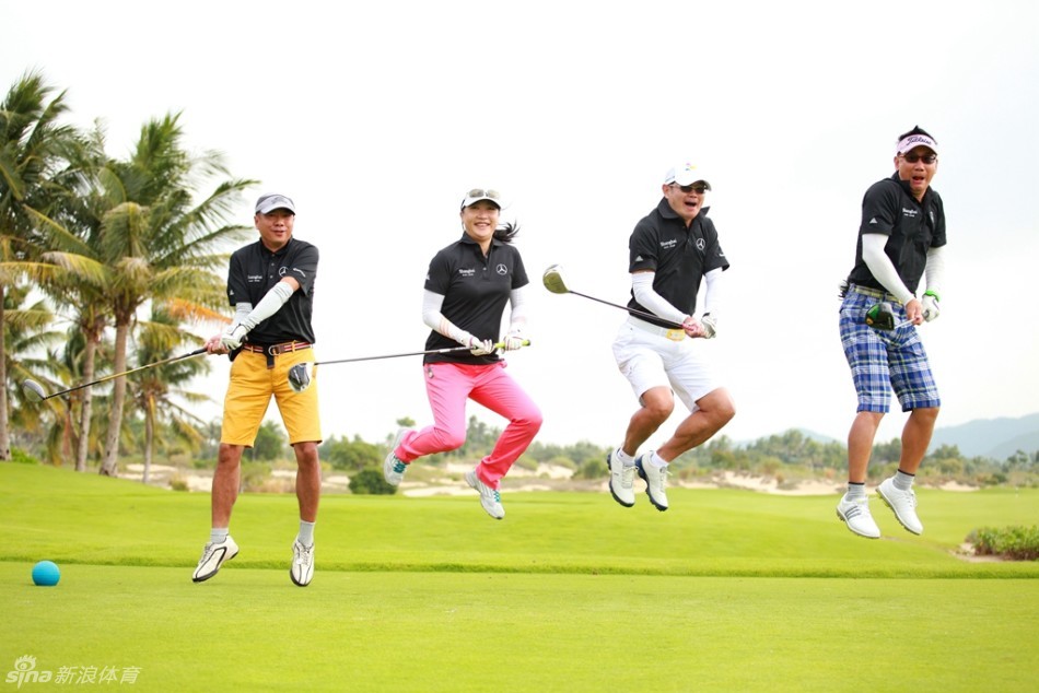 冠军队长高举奖杯，周围队友欢呼雀跃，胜利的喜悦之情溢于言表。